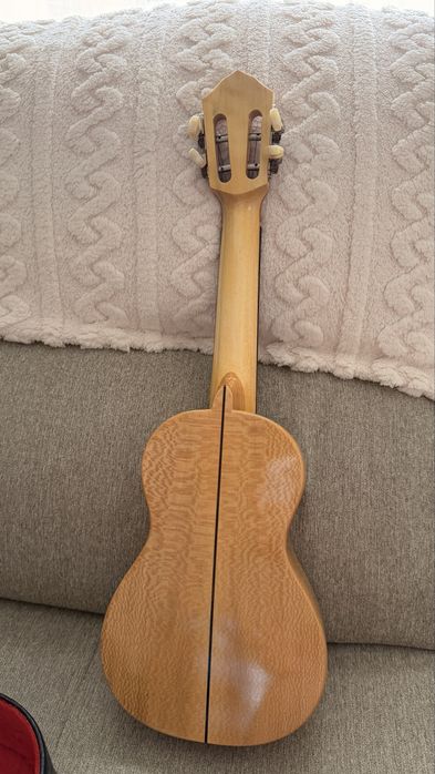 Cavaquinho feito a mão