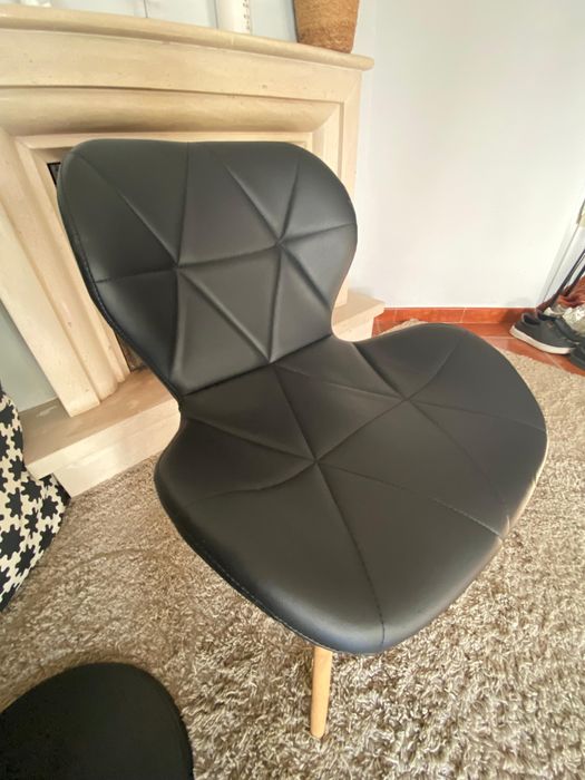Conjunto de 6 cadeiras – 250€