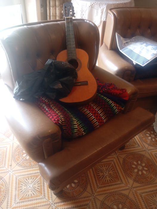 Vendo este sofá muito bonito bom estado
