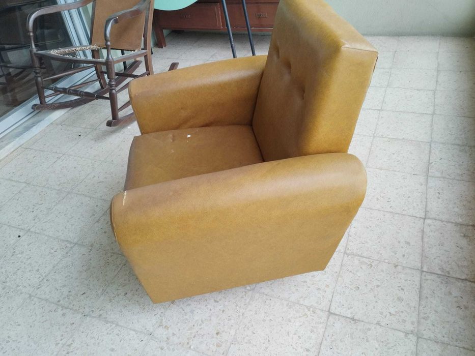 Poltronas individuais estofadas em couro sintético vintage