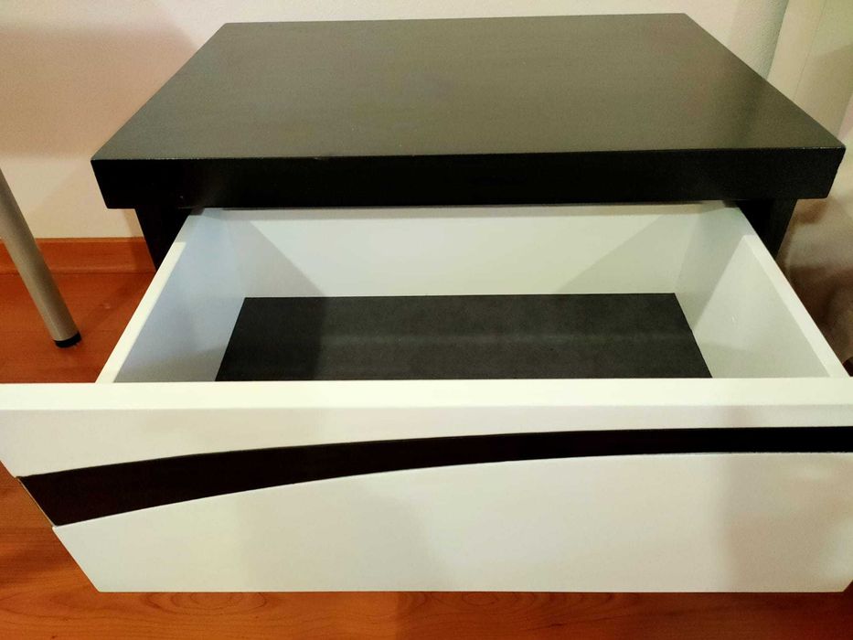 CAMA CASAL COM MESA DE CABECEIRA E COMODA