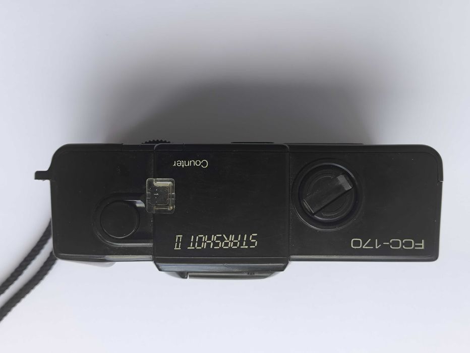 Вінтажний плівковий фотоапарат Optex Starshot II, вироблений у Японії.