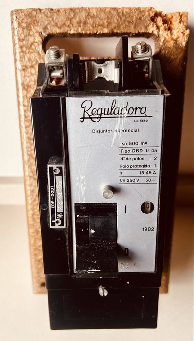 Antigo disjuntor marca Reguladora