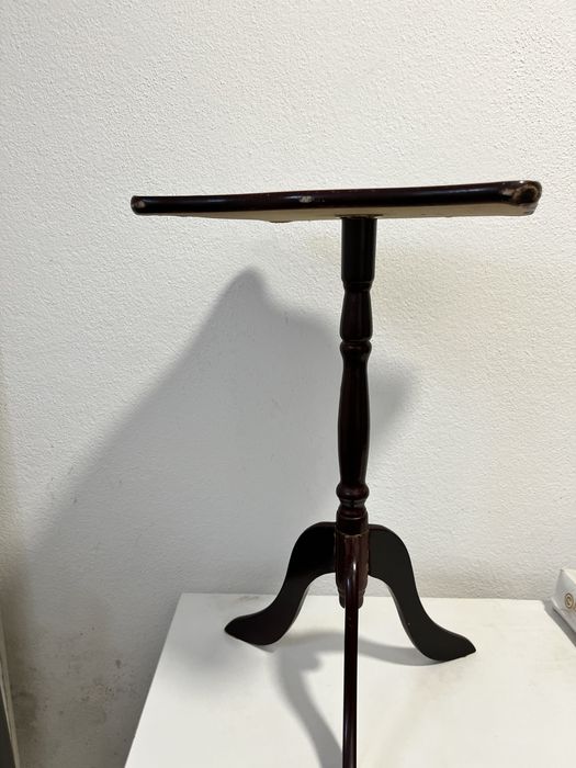 Mesa de apoio vintage, com alguns sinais de uso 70 cms altura e tampo 40x40