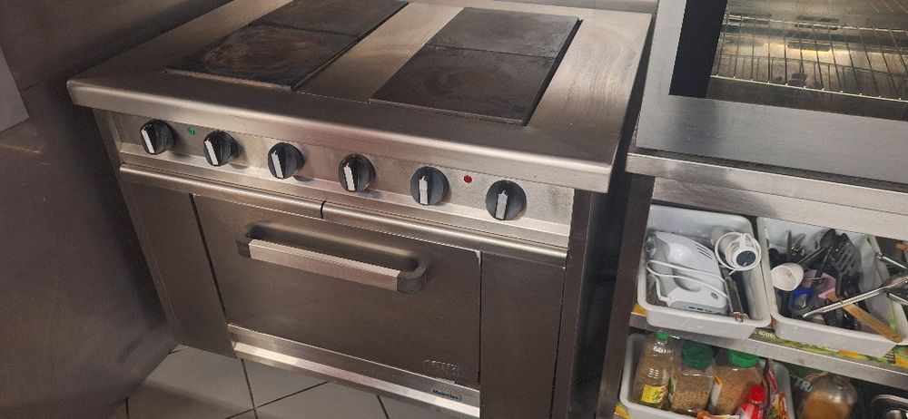 Várias máquinas industriais para restaurante ou supermercado