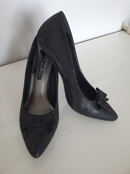 Czarne szpilki z kokardką