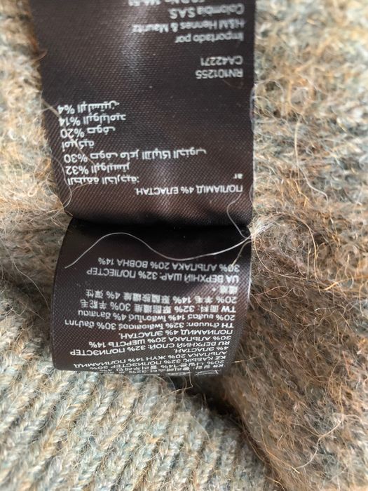 Вовняний жіночий светр бренду H&M. Розмір може бути М,L,XL,бо оверсайз