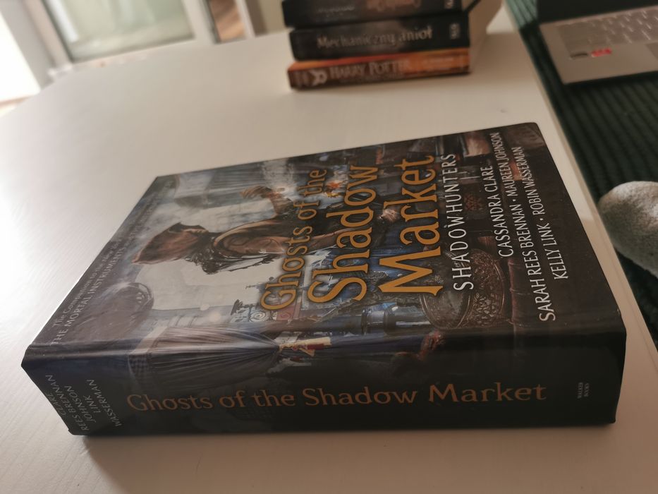 Książka Ghosts of Shadow Market po angielsku