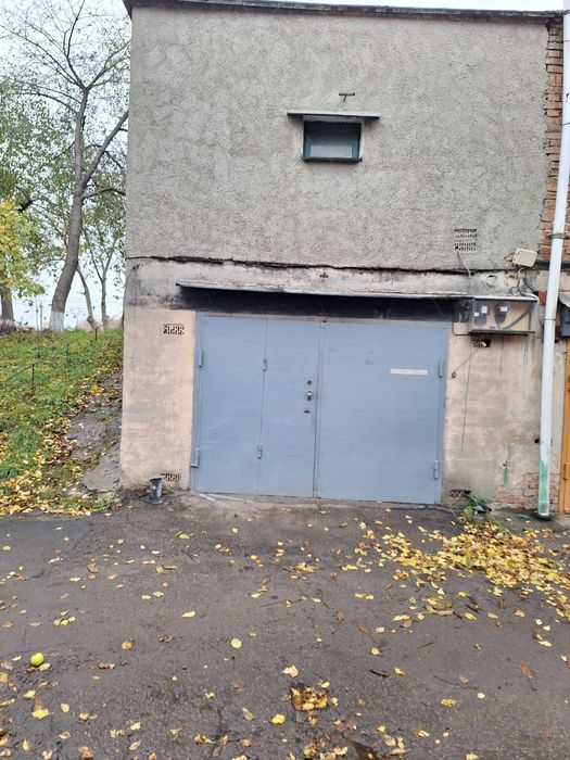 Гараж (можливо під автомайстерню)