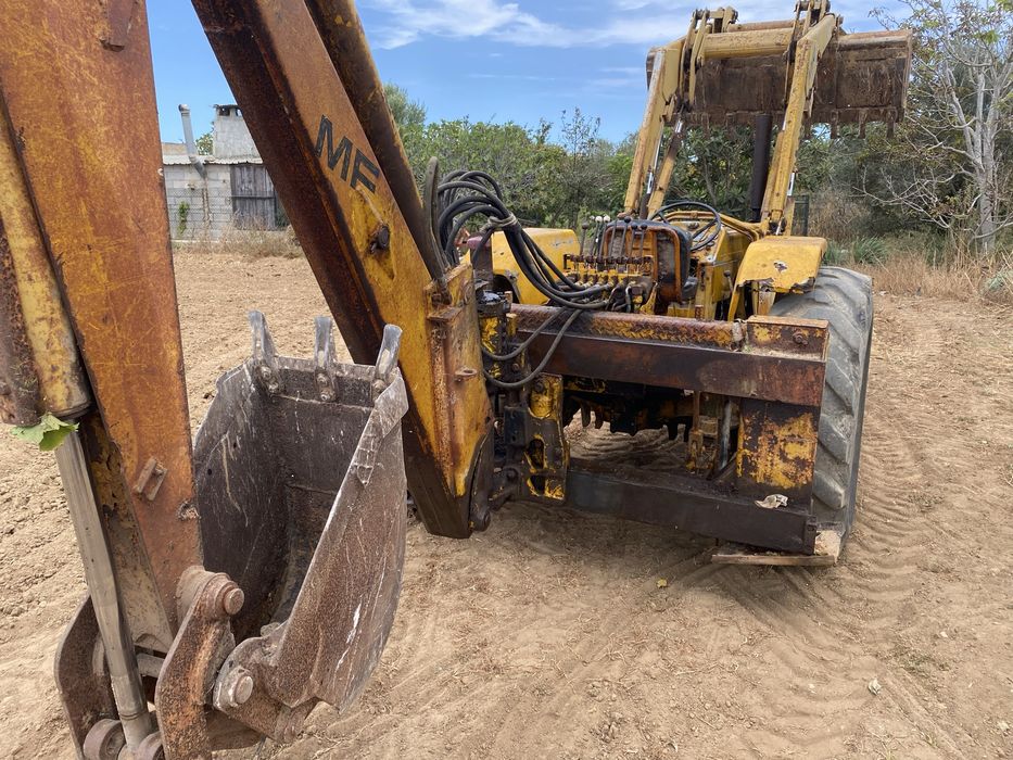Retro escavadora MF com matricula