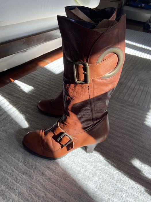 Botas em pele cano alto.