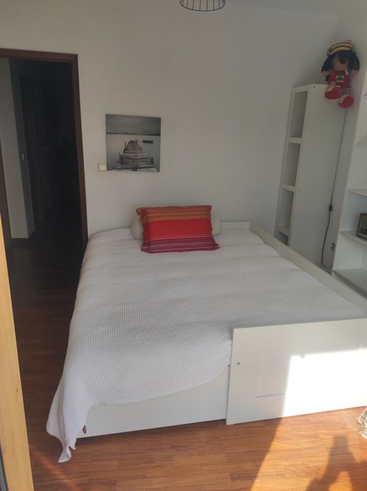 Quarto individual muito amplo,com luz direta