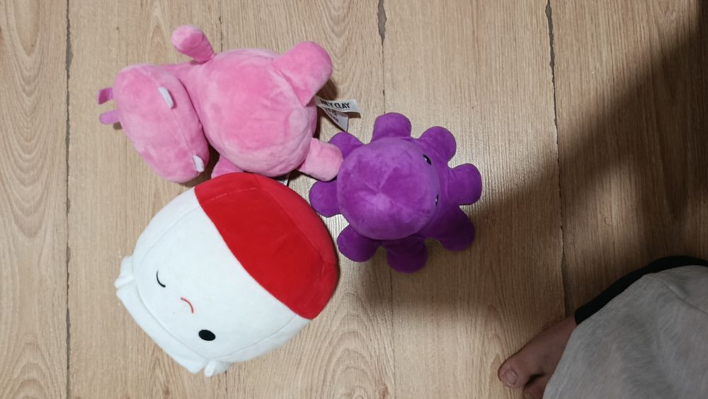 3 pelucias (polvo, hipopótamo rosa e de lamen)