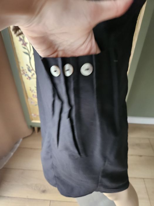 Czarna sukienka damska midi vintage z ozdobnymi guzikami – styl min