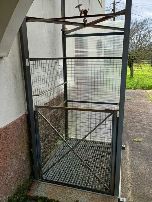 Fantástico elevador de exterior para moradias.