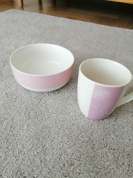 Misa i kubek w klimacie pudrowego różu