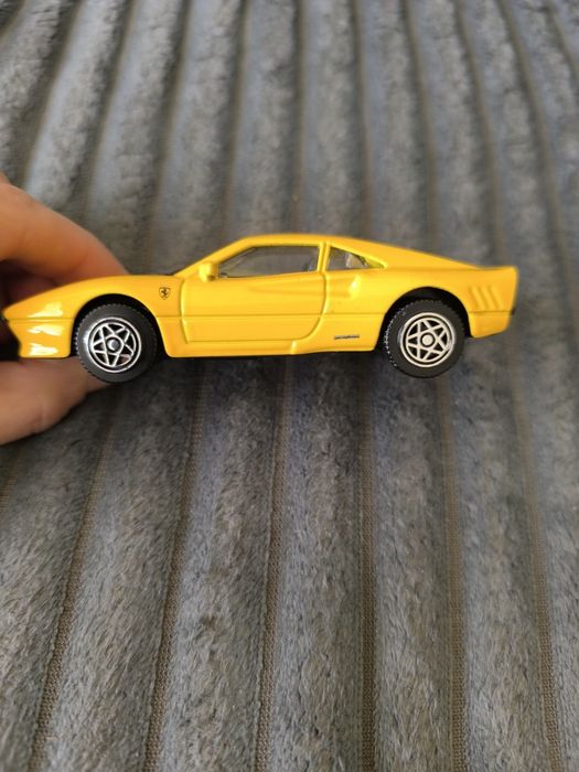 Maly samochodzik zabawka ferrari, resorak