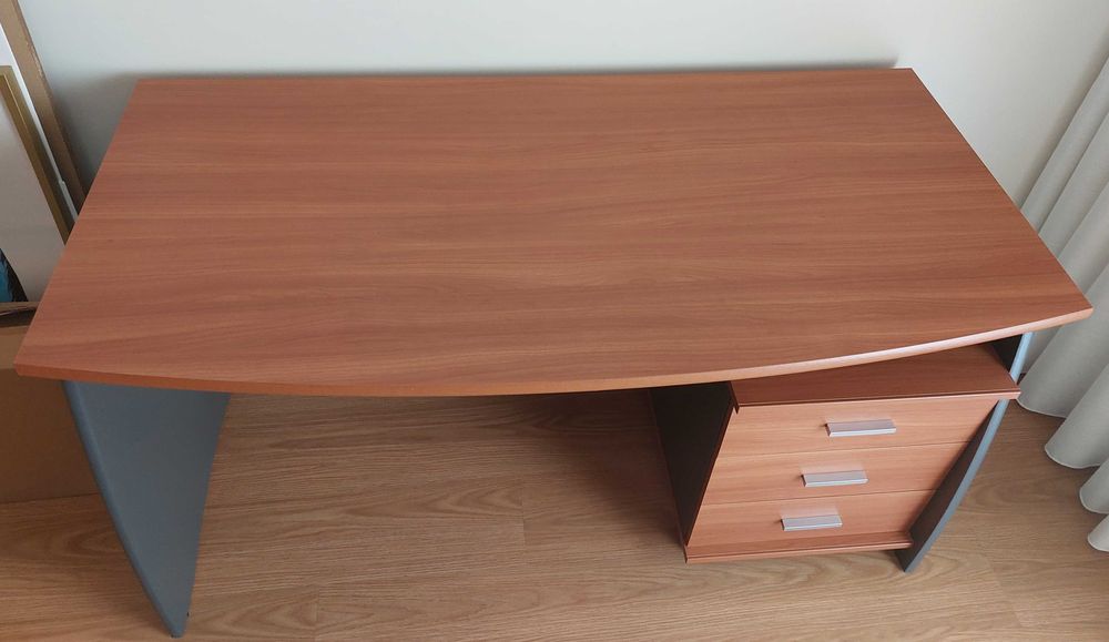 Secretária com 3 gavetas em ótimo estado.