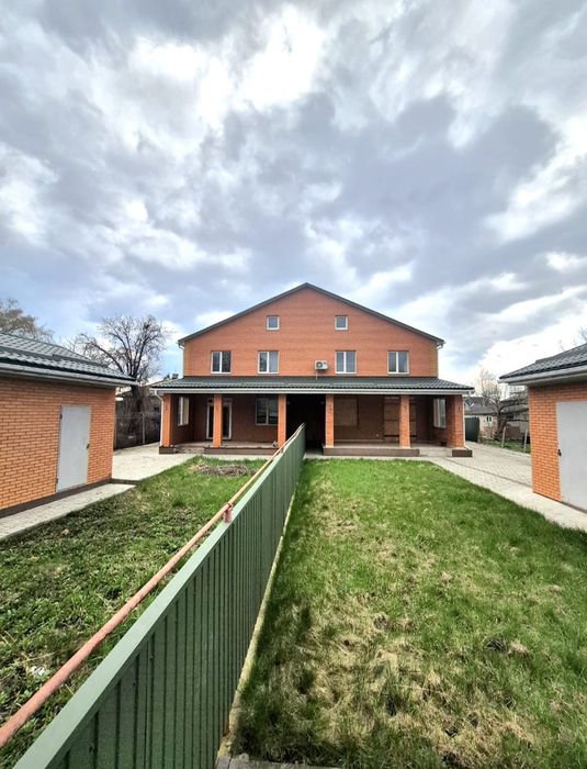 Продаж сучасного будинку в центрі