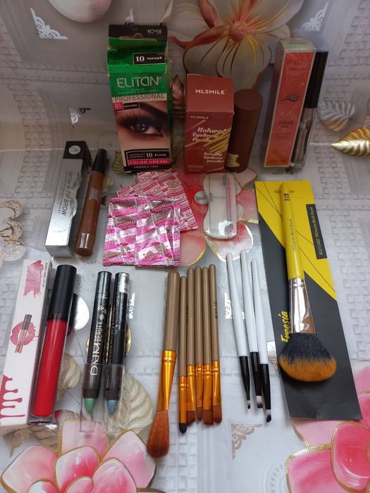 Лот косметики лот
