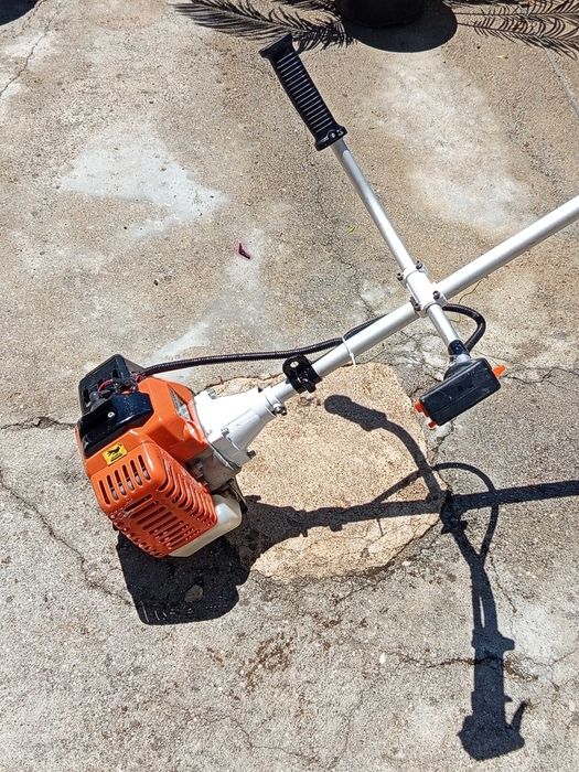 Máquina de jardim roçadeira