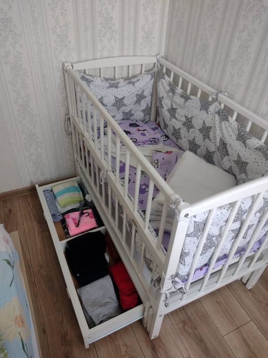 Ліжечко з маятниковим механізмом