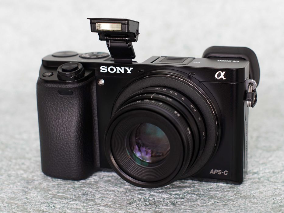 SONY Alpha a6000 + объектив f/1.6 35mm • APS-C 24,3 Мп • Wi-Fi • NFC