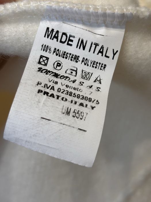 Biała kurtka boucle Alpaka z ozdobnymi guzikami elegancka