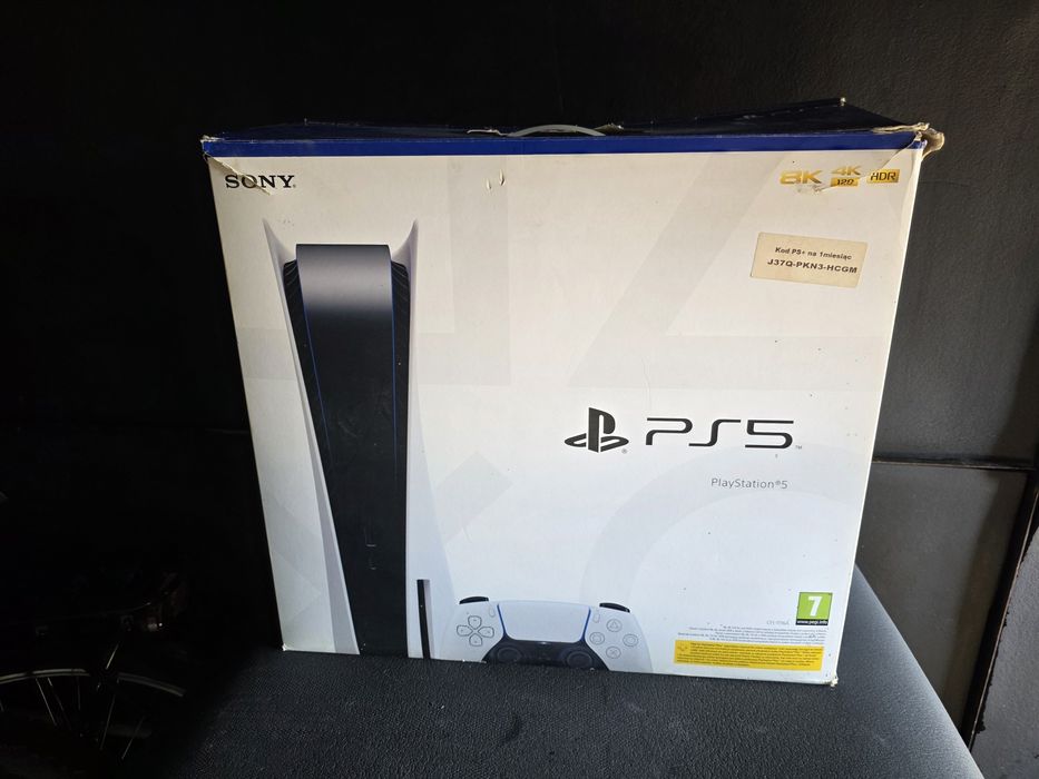 Pudełko z konsoli PS5 play station 5 instrukcje polskie  karton