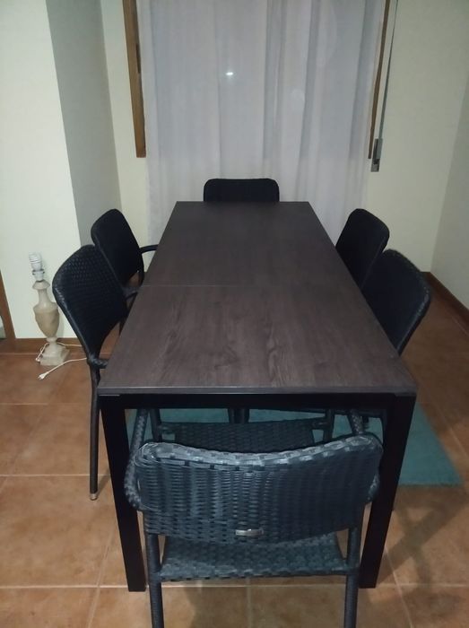 Mesa de sala escura extensível