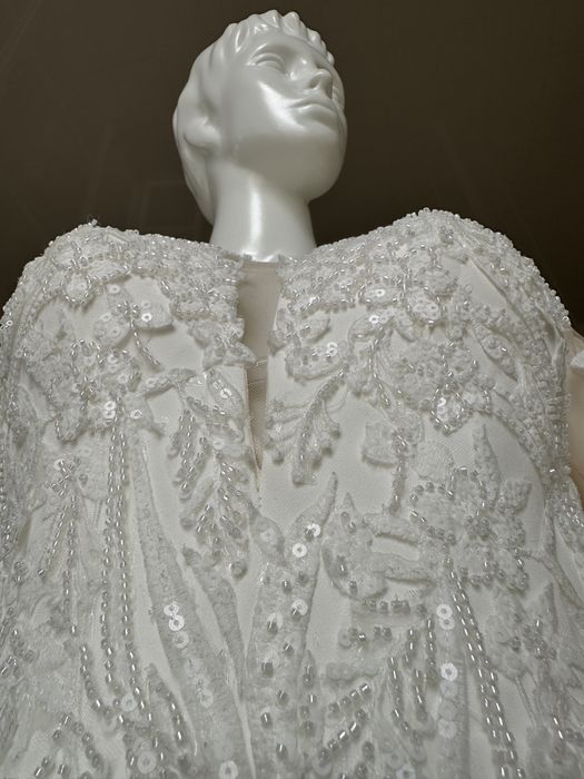 Розкішна весільна сукня з вишуканим оздобленням