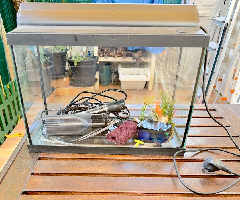 Aquários e material de Aquariofilia - Ler Descrição