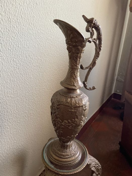 Mesa em Latão com Jarrão