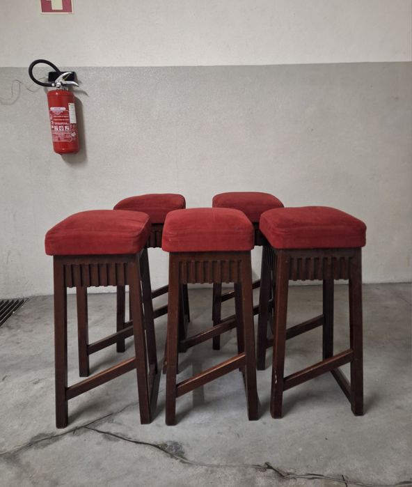 Pack 5 bancos altos de Bar Madeira Maciça com Estofo vermelho