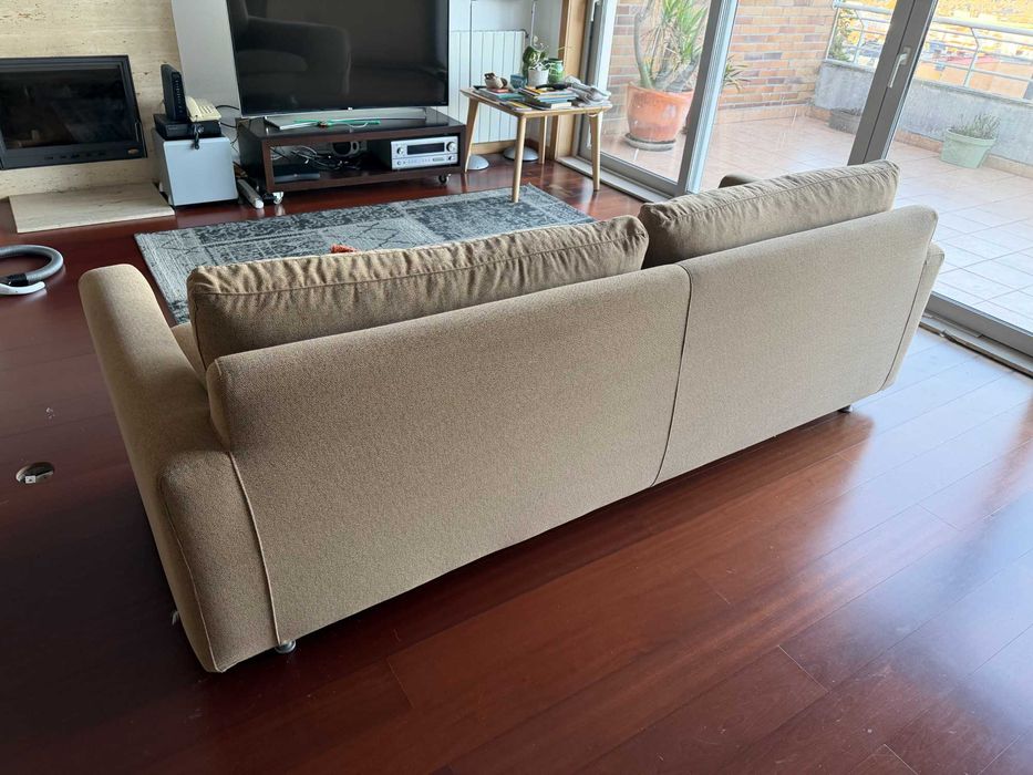 Sofá marca SANCAL, 2.37m (3/4 lugares)