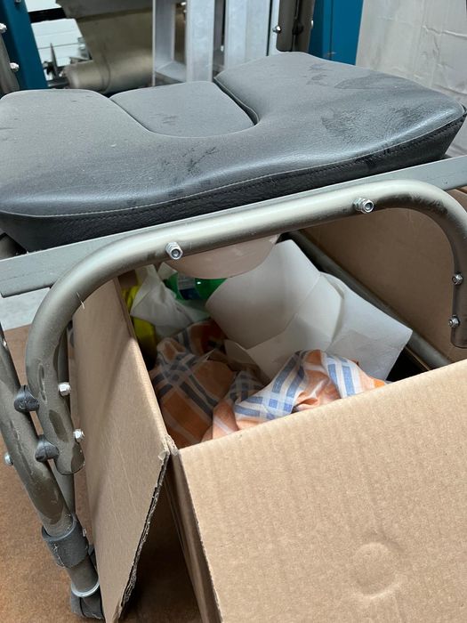 Cadeira com sanita nova