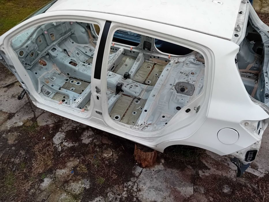 Błotnik ramka Lewa Toyota Yaris III 11 / 20 r