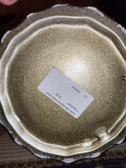 Jarrão dourado com flores artificiais