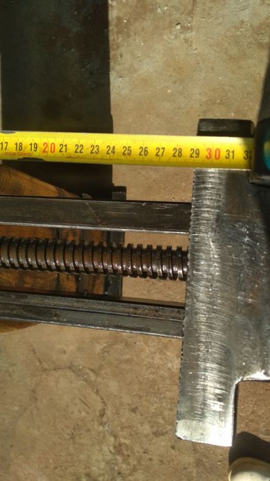 Тиски ,лещата металеві з дубовою тумбою