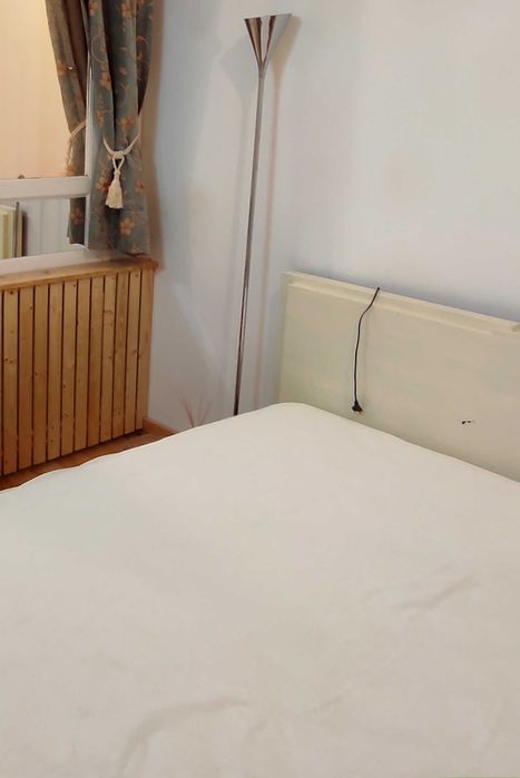 Cama de casal em madeira maciça com estrado e colchão