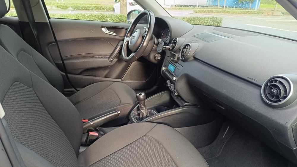 A1 sportback, carro em bom estado de conservação, conduzido por não fumador, conduzido maioritariamente em auto-estrada.