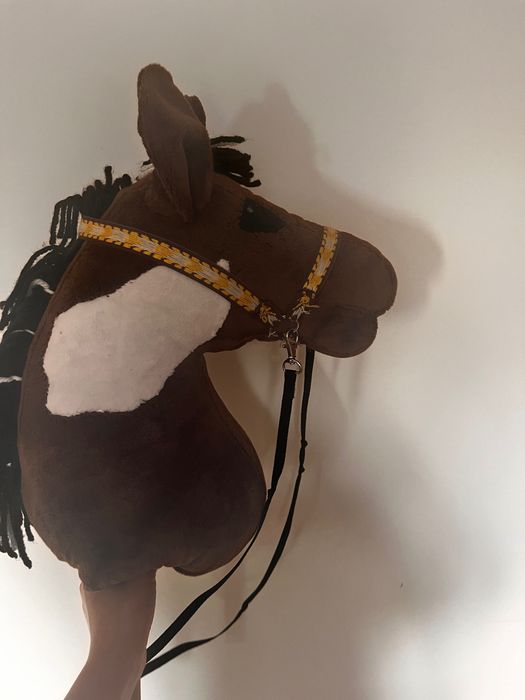 Biało-brązowy hobby horse