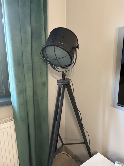 Lampa na statywie