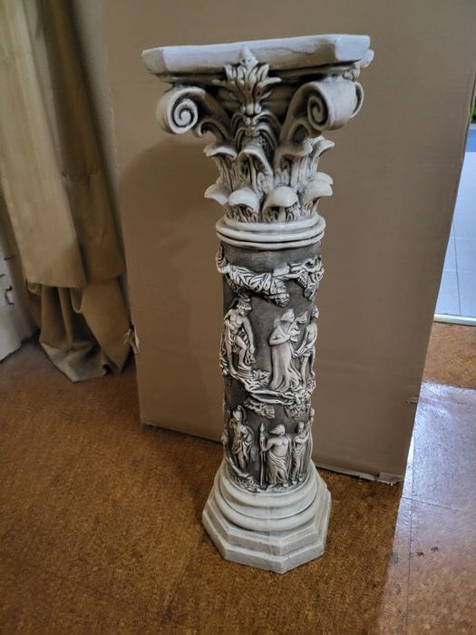 Coluna romana com figuras