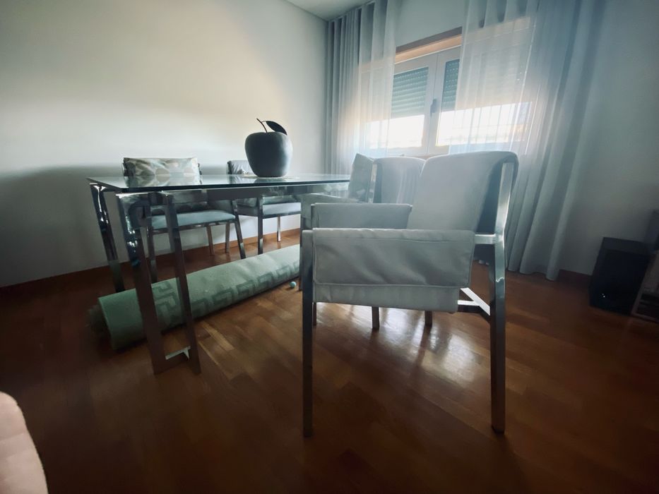 Conjunto de Mesa + 4 Cadeiras – Qualidade e Design Exclusivo