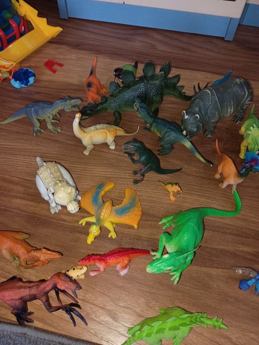 Zestaw 25zt dinozaurów