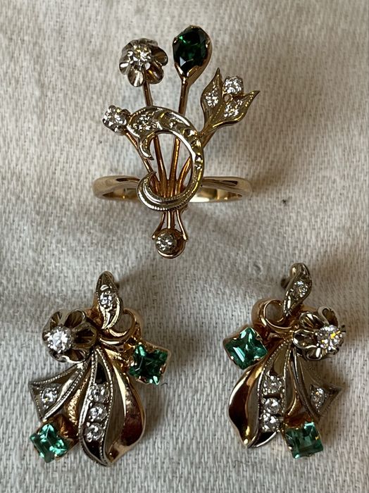 Комплект с бриллиантами и изумрудами.