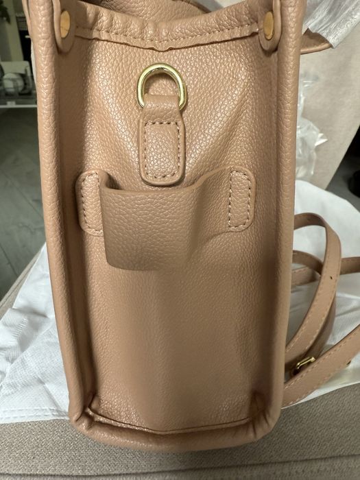 Beżowy średni A5 tote bag Marc Jacobs z logo i dlugim paskiem