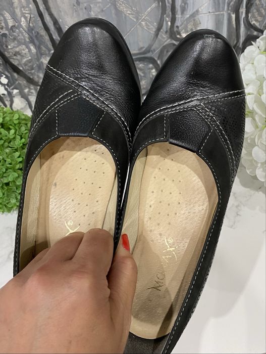 Czarne skórzane buty na obcasie niskim 38 skóra monax
