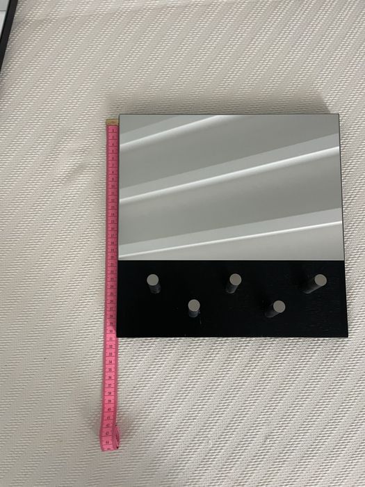 Cabide de madeira, espelho e cabides de pendurar em metal